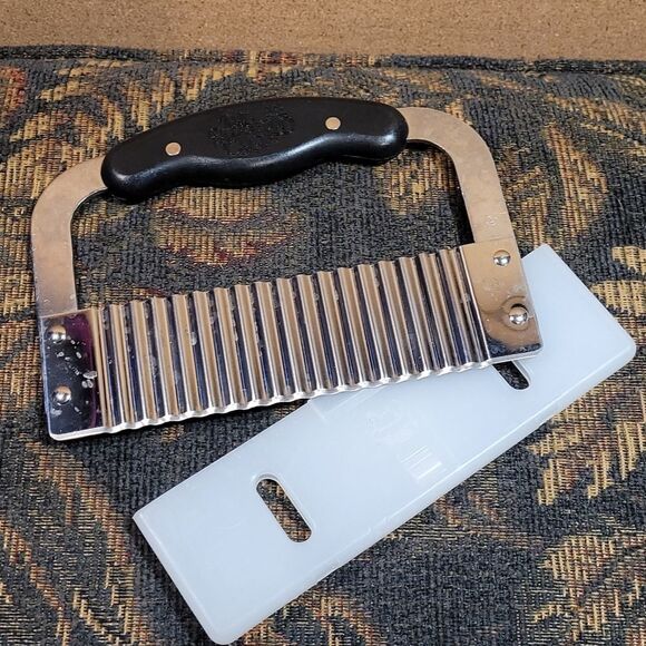 Pampered Chef Crinkle Cutter Garnisher Stainless Steel with Cover #1 - Picture 2 of 3